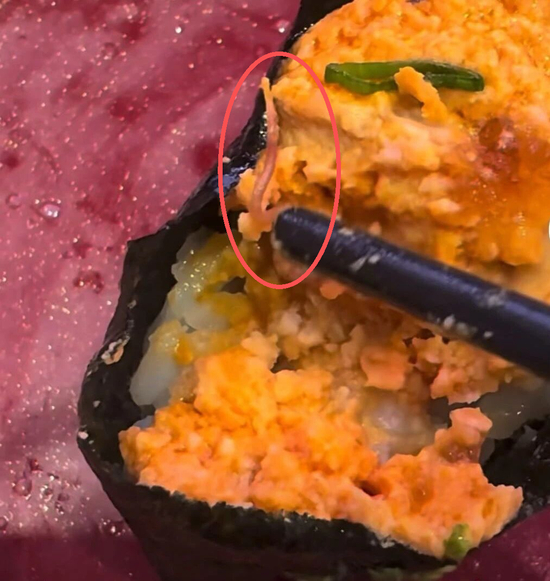 深圳一寿司郎门店被曝疑似吃出寄生虫，检测报告拖延近半年遭质疑，门店回应：正在配合政府部门调查处理，公司总部在对接处理